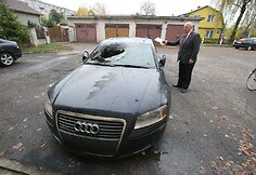 Šiauliuose supleškintas „Audi“ limuzinas
