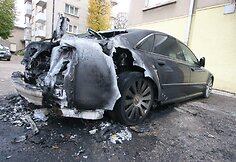 Šiauliuose supleškintas „Audi“ limuzinas