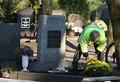 &Scaron;iaulių kapinėse: Žmonės gyvena artimųjų prisiminimuose