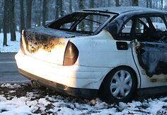 Žagarėje visi&scaron;kai sudegė  į medį atsitrenkęs &bdquo;Citroen C5&ldquo; &ndash; vairuotojas spruko