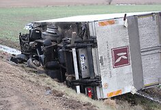 Joni&scaron;kio aplinkkelyje naktį per avariją žuvo jaunas vairuotojas