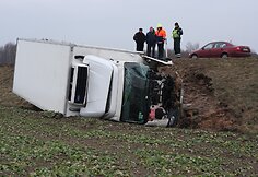 Joni&scaron;kio aplinkkelyje naktį per avariją žuvo jaunas vairuotojas