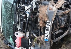 Joni&scaron;kio aplinkkelyje naktį per avariją žuvo jaunas vairuotojas