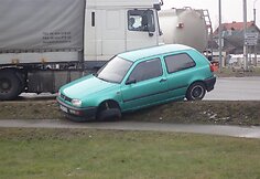 Šiauliuose sankryžoje susidūrė „VW Golf“ ir „Renault Scenic“