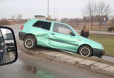 Šiauliuose sankryžoje susidūrė „VW Golf“ ir „Renault Scenic“
