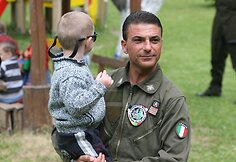 Italijos kariai &Scaron;iaulių kūdikių namams atvežė dovanų ir pagamino picos