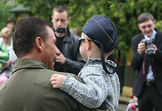 Italijos kariai &Scaron;iaulių kūdikių namams atvežė dovanų ir pagamino picos