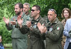Italijos kariai &Scaron;iaulių kūdikių namams atvežė dovanų ir pagamino picos