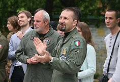 Italijos kariai &Scaron;iaulių kūdikių namams atvežė dovanų ir pagamino picos