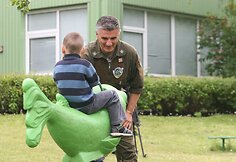 Italijos kariai &Scaron;iaulių kūdikių namams atvežė dovanų ir pagamino picos