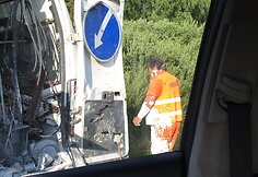 Automagistralėje ties Kaunu vilkikas taranavo kelininkų ma&scaron;iną