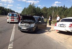 Autostradoje į avariją pateko vestuvių limuzinas