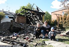 Jauna &scaron;eima po gaisro nenuleidžia rankų &ndash; nori atkurti savo namus