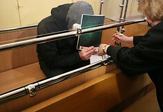 Dviem žmogžudystėmis kaltinamą Šarūną Žemaitį aukų artimieji prakeikė teismo salėje