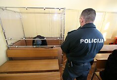 Dviem žmogžudystėmis kaltinamą Šarūną Žemaitį aukų artimieji prakeikė teismo salėje