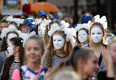 Šiaulių gimtadienis oficialiai prasidėjo – per miestą praėjo milžiniška nuotaikinga eisena.