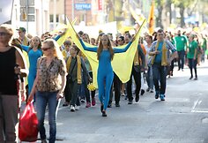Šiaulių gimtadienis oficialiai prasidėjo – per miestą praėjo milžiniška nuotaikinga eisena.