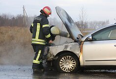 Netoli Galvės ežero sankryžoje užsiliepsnojo &bdquo;VW Passat&ldquo;