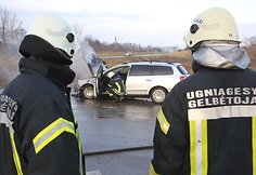 Netoli Galvės ežero sankryžoje užsiliepsnojo &bdquo;VW Passat&ldquo;