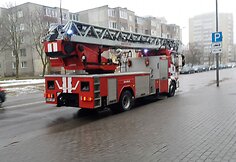 &Scaron;iaulių &bdquo;Akropolio&ldquo; požeminėje aik&scaron;telėje degė automobilis