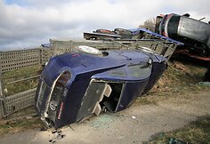 Prie Joni&scaron;kio nuo kelio nuvirto autovežis su &scaron;e&scaron;iais brangiais automobiliais