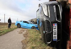 Prie Joni&scaron;kio nuo kelio nuvirto autovežis su &scaron;e&scaron;iais brangiais automobiliais
