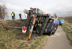 Prie Joni&scaron;kio nuo kelio nuvirto autovežis su &scaron;e&scaron;iais brangiais automobiliais