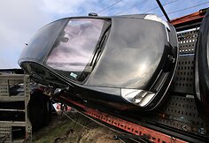 Prie Joni&scaron;kio nuo kelio nuvirto autovežis su &scaron;e&scaron;iais brangiais automobiliais