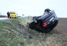 Prie Joniškio nuo kelio nulėkė ir vertėsi dviratininko „pabaidytas“ automobilis