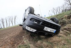 Prie Joniškio nuo kelio nulėkė ir vertėsi dviratininko „pabaidytas“ automobilis