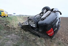 Prie Joniškio nuo kelio nulėkė ir vertėsi dviratininko „pabaidytas“ automobilis