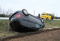 Prie Joniškio nuo kelio nulėkė ir vertėsi dviratininko „pabaidytas“ automobilis
