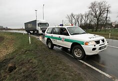 Prie Joniškio nuo kelio nulėkė ir vertėsi dviratininko „pabaidytas“ automobilis