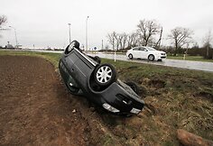 Prie Joniškio nuo kelio nulėkė ir vertėsi dviratininko „pabaidytas“ automobilis