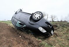 Prie Joniškio nuo kelio nulėkė ir vertėsi dviratininko „pabaidytas“ automobilis