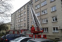 Tauragėje ugniagesiai penktame aukšte gelbėjo insulto ištiktą moterį