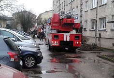 Tauragėje ugniagesiai penktame aukšte gelbėjo insulto ištiktą moterį