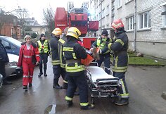 Tauragėje ugniagesiai penktame aukšte gelbėjo insulto ištiktą moterį
