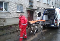 Tauragėje ugniagesiai penktame aukšte gelbėjo insulto ištiktą moterį
