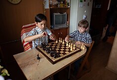 Vaikai žaidžia virtuvėje