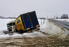 Netoli Panevėžio nuo kelio nuvažiavo vilkikas