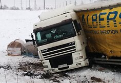 Netoli Panevėžio nuo kelio nuvažiavo vilkikas