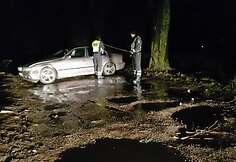 &Scaron;alia Pagėgių į medį trenkėsi BMW