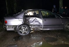 &Scaron;alia Pagėgių į medį trenkėsi BMW