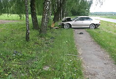 Paryčiais Ukmergėje girto jaunuolio BMW rėžėsi į medį