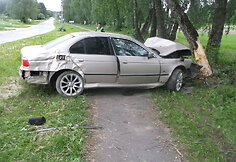 Paryčiais Ukmergėje girto jaunuolio BMW rėžėsi į medį