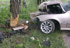 Paryčiais Ukmergėje girto jaunuolio BMW rėžėsi į medį