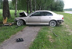 Paryčiais Ukmergėje girto jaunuolio BMW rėžėsi į medį