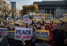 Pietų Korėjoje tūkstančiai žmonių išėjo protestuoti prieš D.Trumpo vizitą