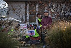 Pietų Korėjoje tūkstančiai žmonių išėjo protestuoti prieš D.Trumpo vizitą
